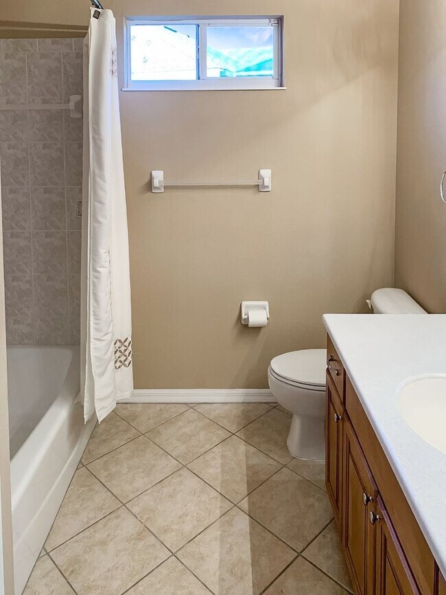 Building Photo - Annual 4-Bedroom, 3-Bath Pool Home with Outdoor Kitchen in Lakewood Ranch Greenbrook Village