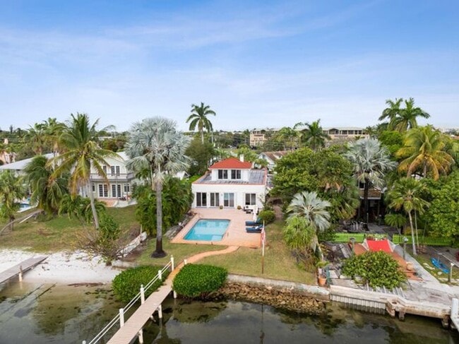 Building Photo - 114 S Lake Dr