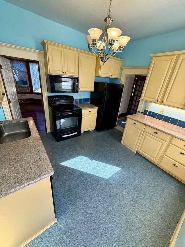 Building Photo - Victorian Charmer – 3 Bed, 1.75 Bath – Utilities Included!