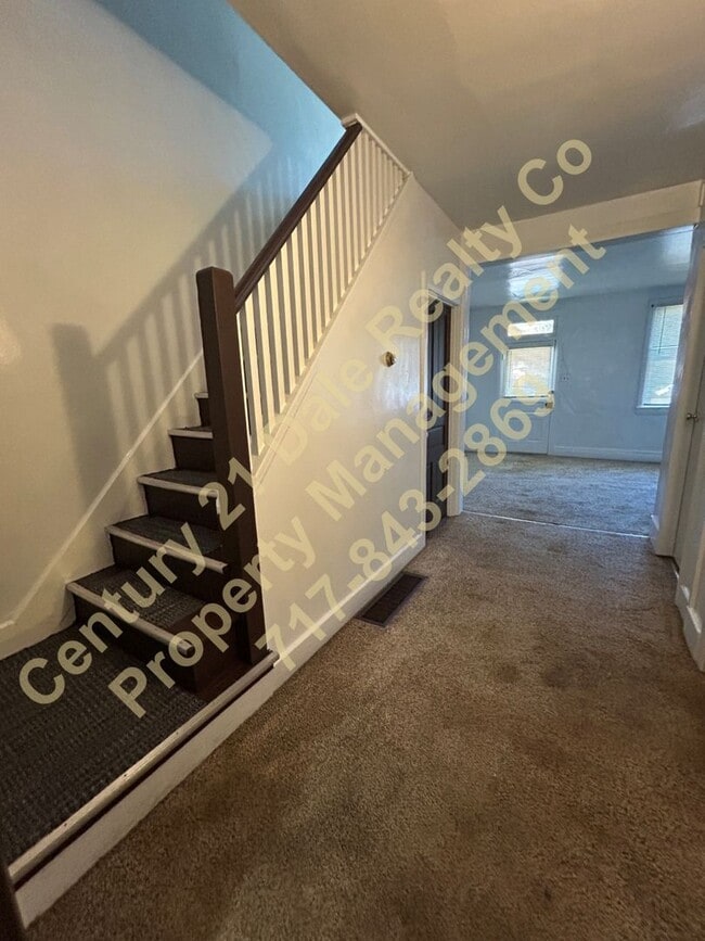 Building Photo - Beautifully redone 3 BR, 1 Bath Townhouse in York Suburban Schools