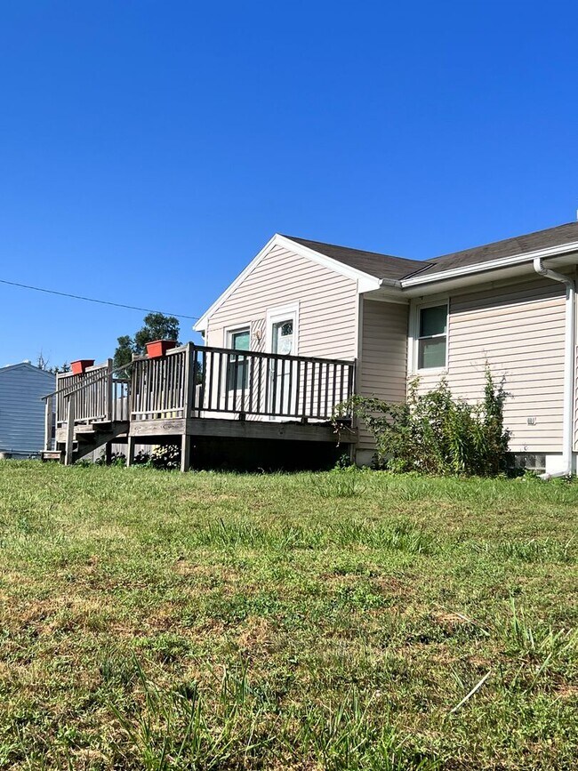 Building Photo - Beautiful 3 bed, 2 bath, 2 car garage