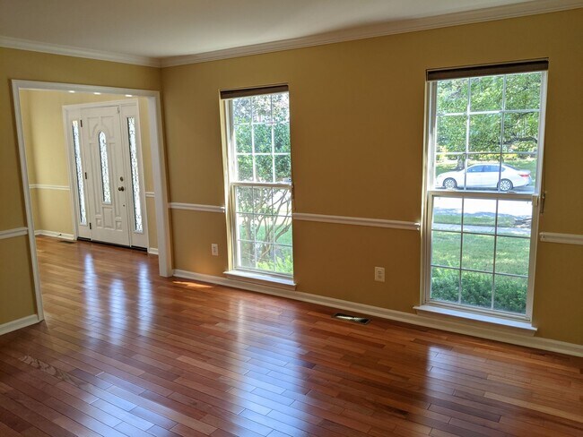 Building Photo - 403 McClellan Dr