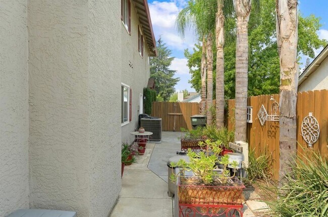 Building Photo - Beautiful Antelope Home with Private Pool | Available July 1st | $3,350/mo