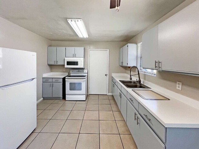 Building Photo - 27915 Washington St