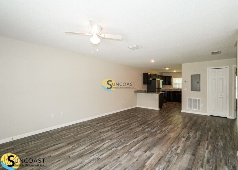 Building Photo - 9454 N Travis Dr