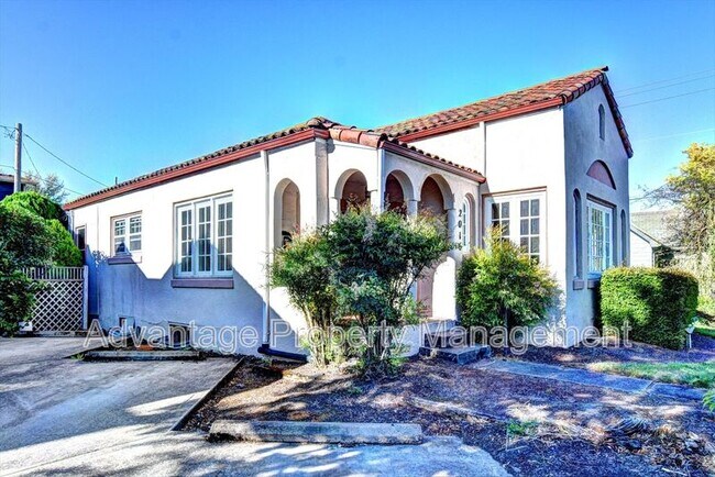 Building Photo - 2015 NW Van Buren Ave