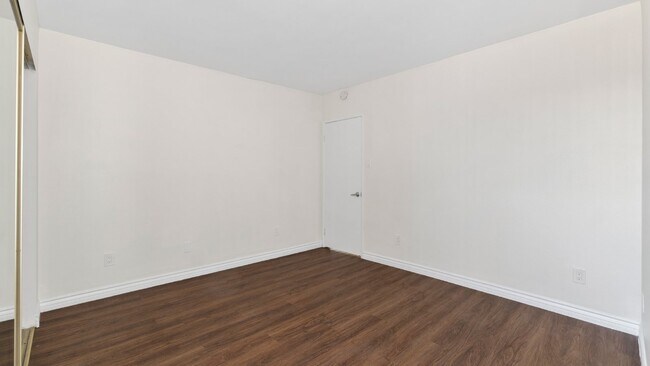 Building Photo - Chula Vista - Two Weeks FREE Renovated 2 bed /1.5 bath Two-Story Townhome w/ Private Yard