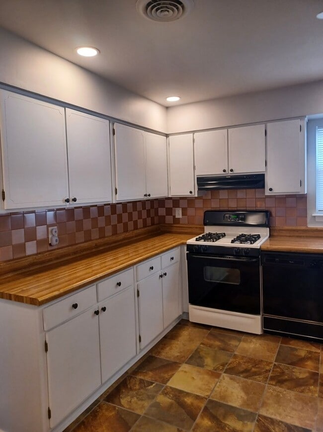 Building Photo - Welcome to this beautiful 4-bedroom, 2-bathroom home located in the desirable Virginia Beach, VA