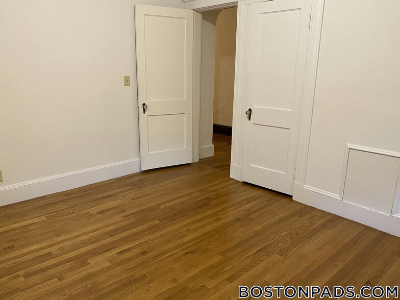 Building Photo - 16 Lakeville Rd