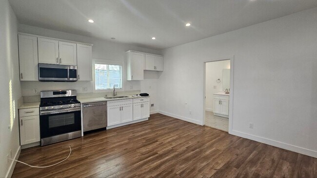 Building Photo - 1100 W 45th St