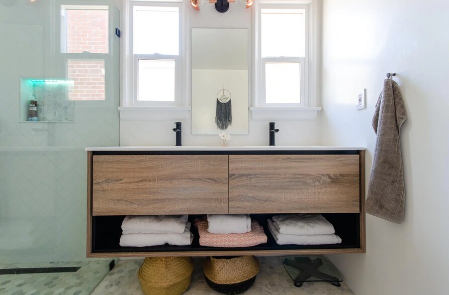 Bathroom w/ dual sink - 2528 Panorama Ter