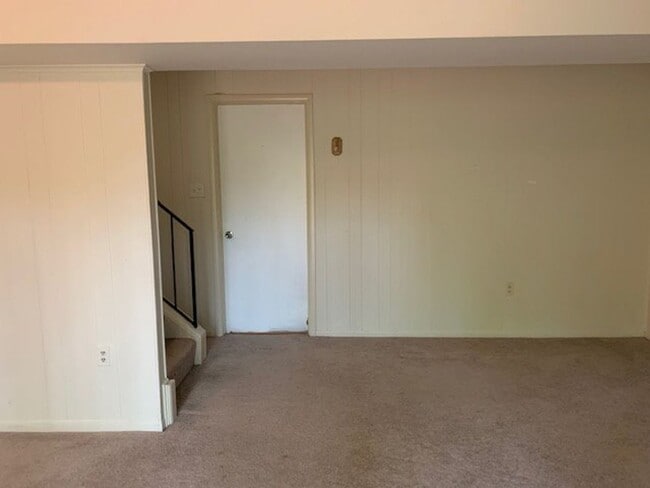 Building Photo - Spacious 3 BR, 2.5 BA townhouse with finis...