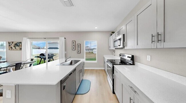 Building Photo - Spacious 5bed - With Amenities!