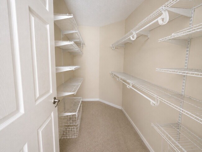Building Photo - Furnished Condo! Gorgeous! Near beaches and shopping!