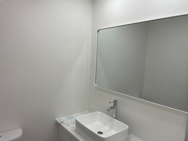 Building Photo - Newly Renovated Condo For Rent in Riverside!