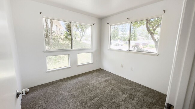 Building Photo - Gated Townhome  Ground Floor 3bdrm/2bath M...