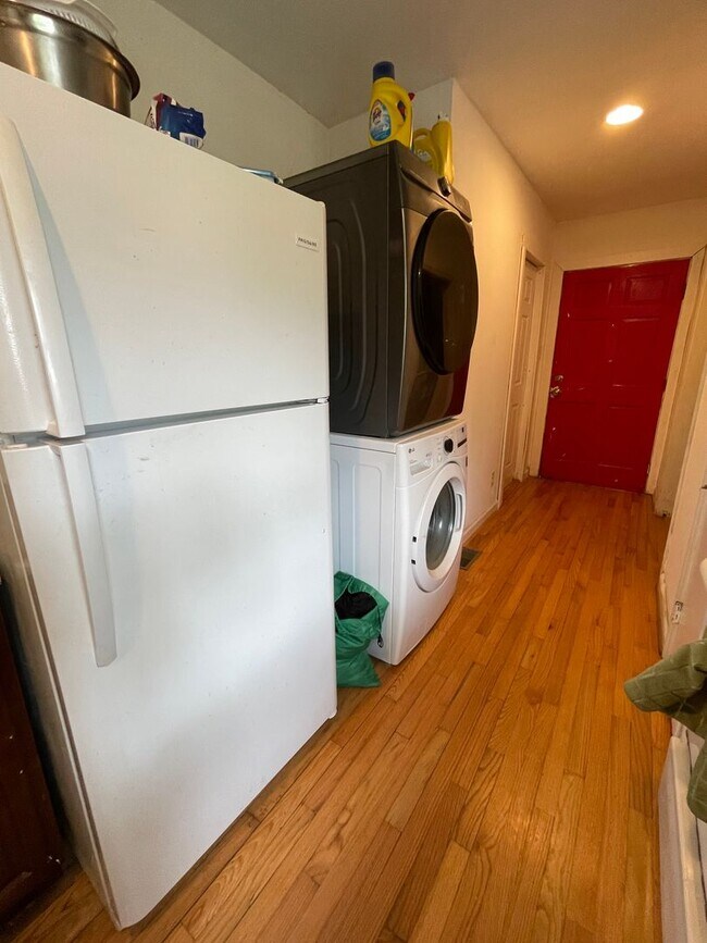 Building Photo - Big and Beautiful House with attached 1br ...