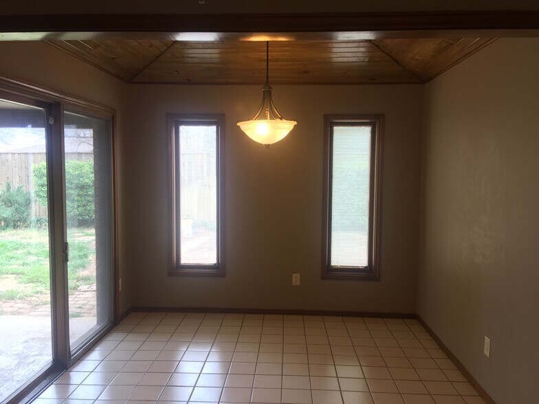 Dining room, sliding door on left to back yardroom size appx 10x10' - 5207 90th St