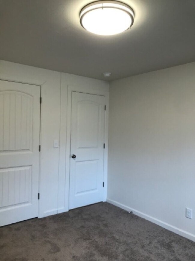 Building Photo - 747 Meadows Dr