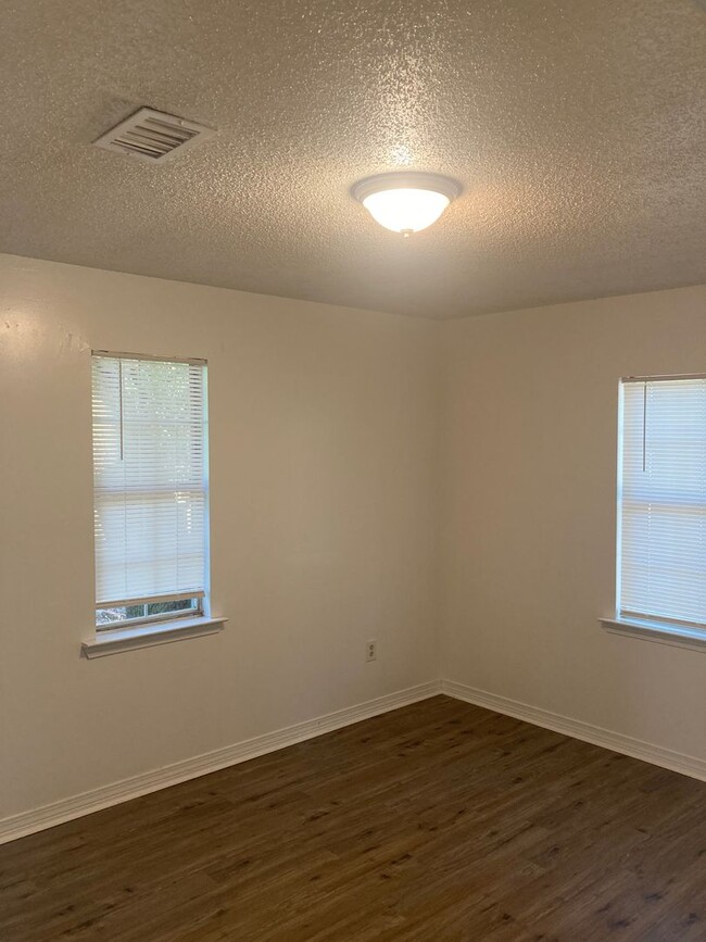Building Photo - Woolmarket 3 Bedroom