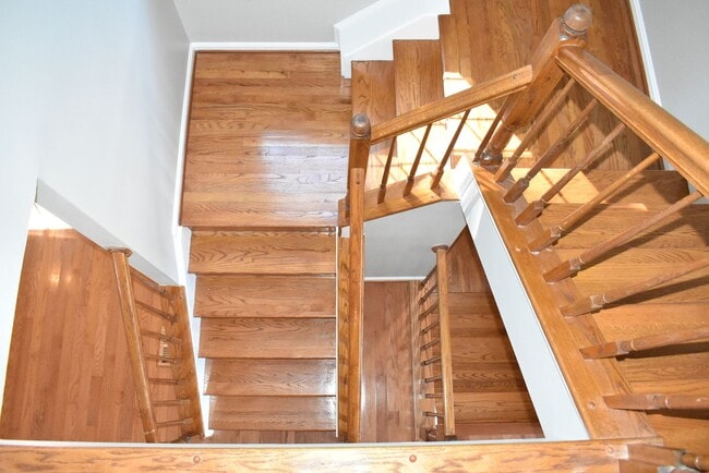 Building Photo - North Stafford End Unit Townhome !!