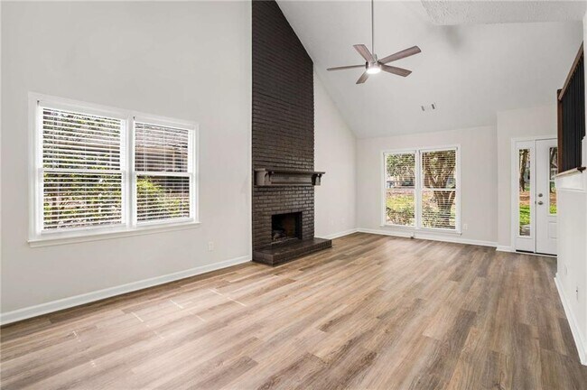Building Photo - 1813 N Creek Cir