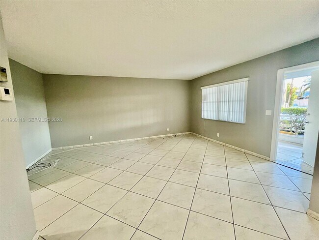 Building Photo - 501 Blue Heron Dr