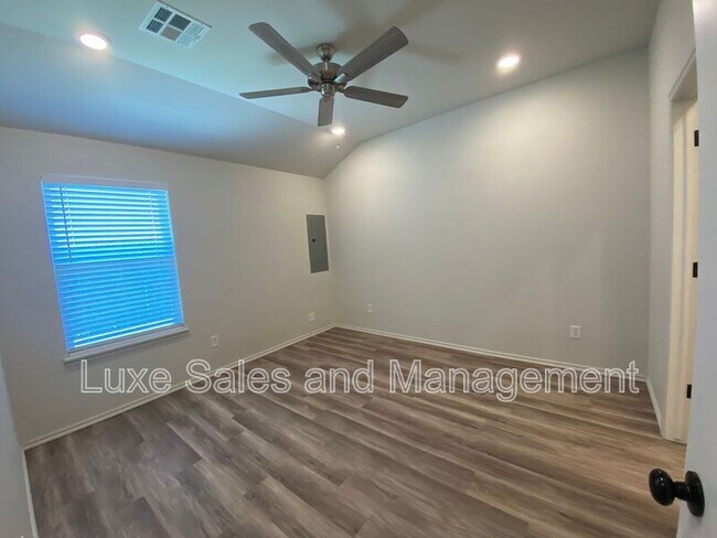 Building Photo - 8000 NW 110th Dr