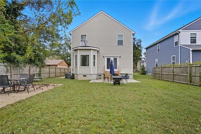 Building Photo - 1859 Parkview Ave