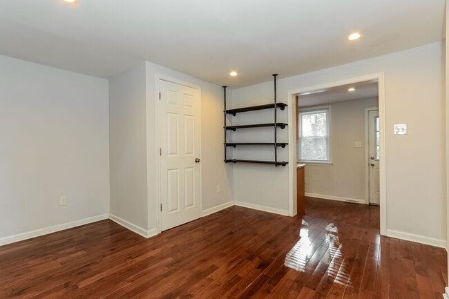 Building Photo - 551 Summit St