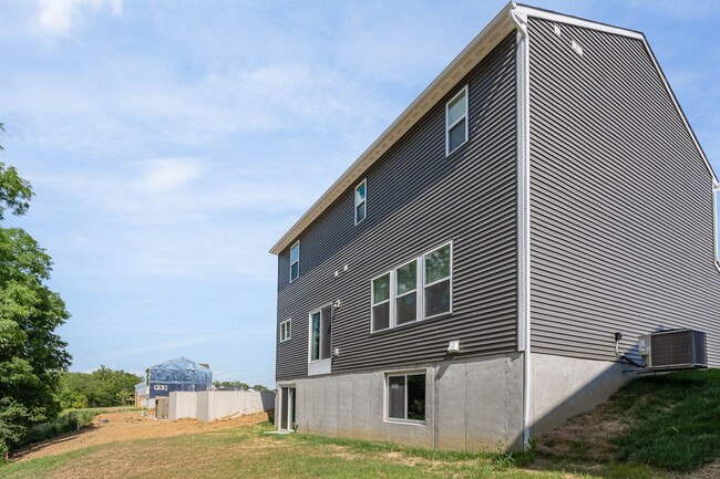 Building Photo - Fully furnished brand new construction. Lu...