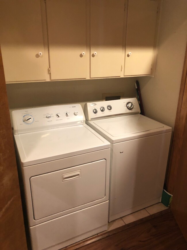 Washer & Dryer - 414 Hollyhill Ln