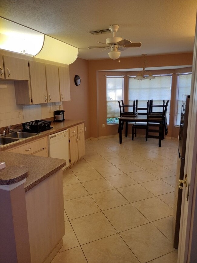 Building Photo - 3 Bedroom 2 Bath House 2 car garage with Large screened in porch! Tenant occupied till March 31st