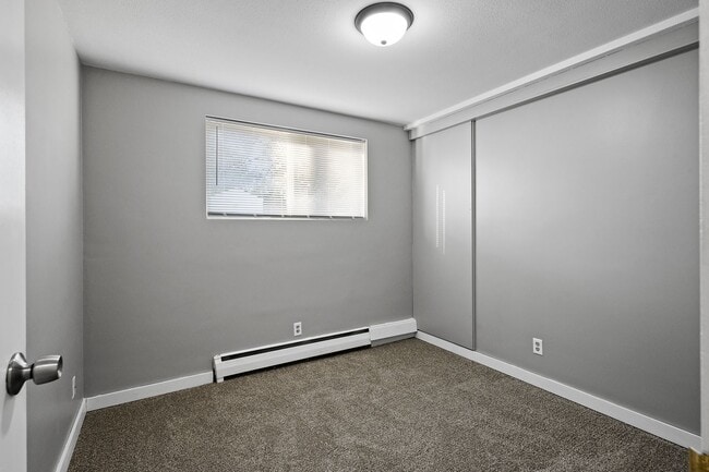 Building Photo - Spacious 1/BR/1 Bath Available Now!