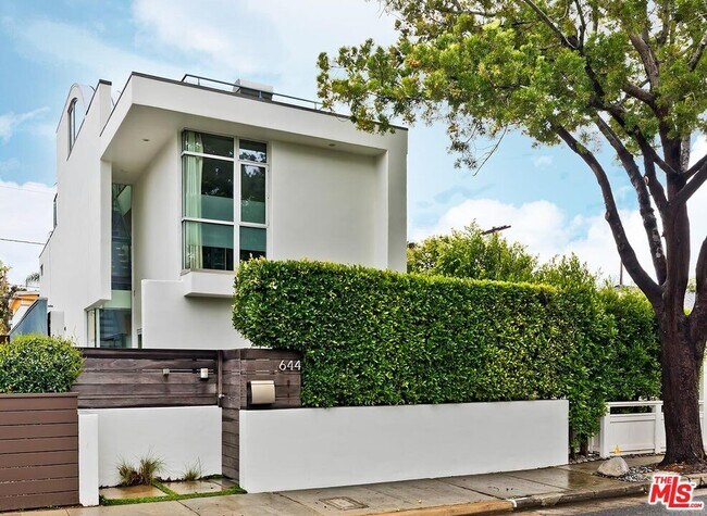 Building Photo - 644 Navy St