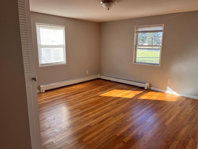 Building Photo - 49 Miller St