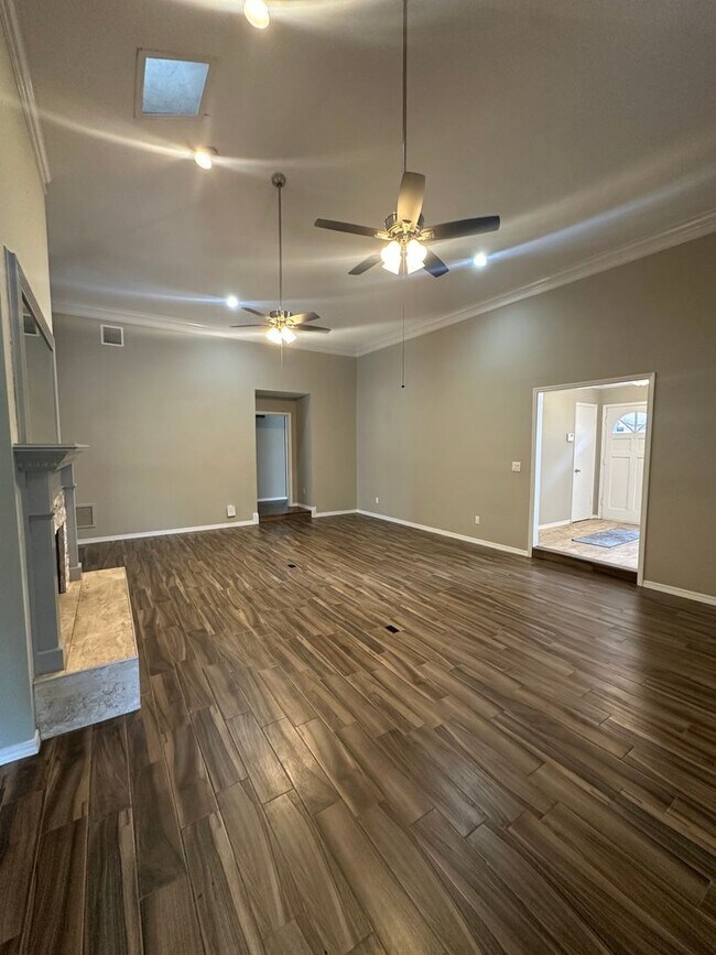 Building Photo - Great Location, Near St. John's River, Bea...
