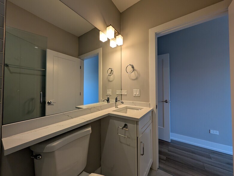 Building Photo - 3931 N Janssen Ave