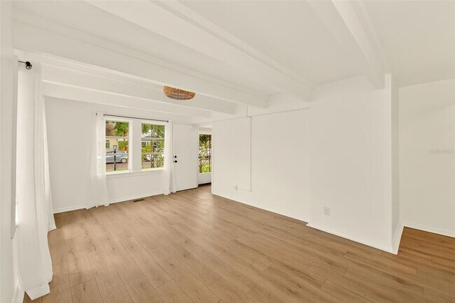 Building Photo - 925 16th Ave N