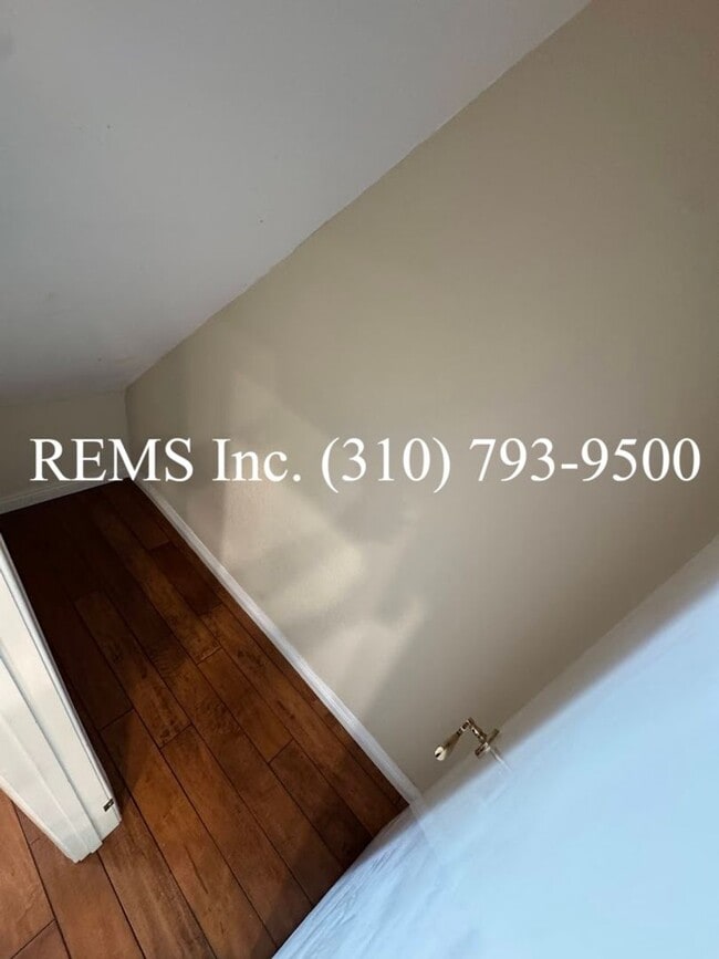 Building Photo - Refurbished Townhome with Laundry Hookups ...