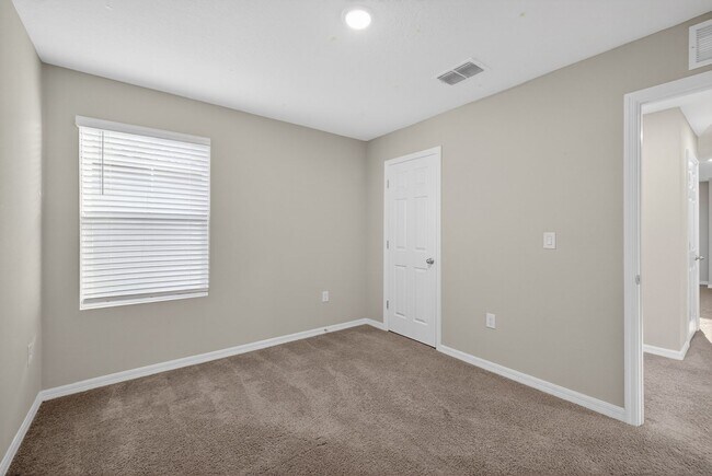 Building Photo - Spacious 4 Bedroom for Rent - With Amenities!