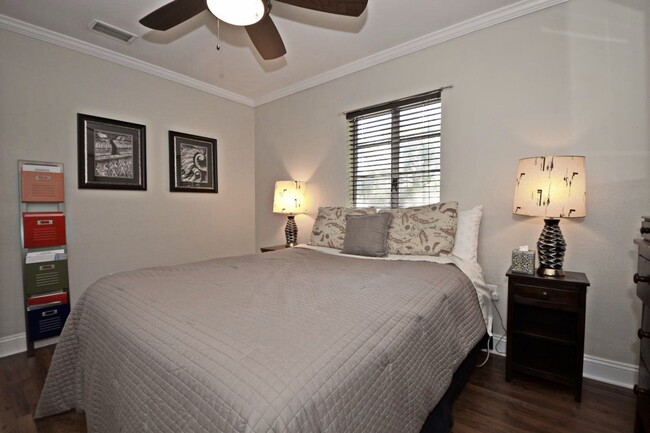Building Photo - 2 Bedroom, 1 Bath - Lancaster Park /SODO