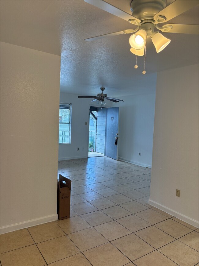 Building Photo - 7200 Clarewood Dr