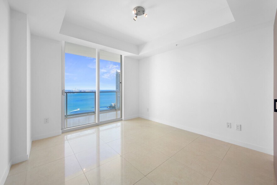 Building Photo - 300 S Biscayne Blvd