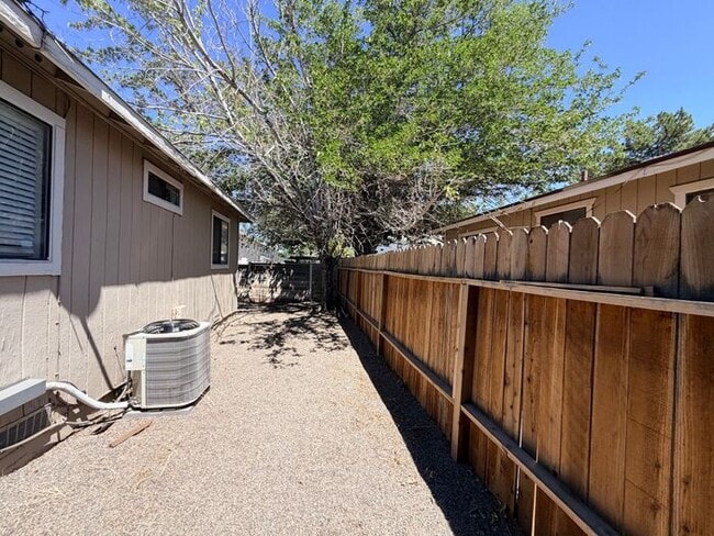 Building Photo - Reno Duplex - Garage, Dishwasher, Washer/Dryer Hookups, Central A/C