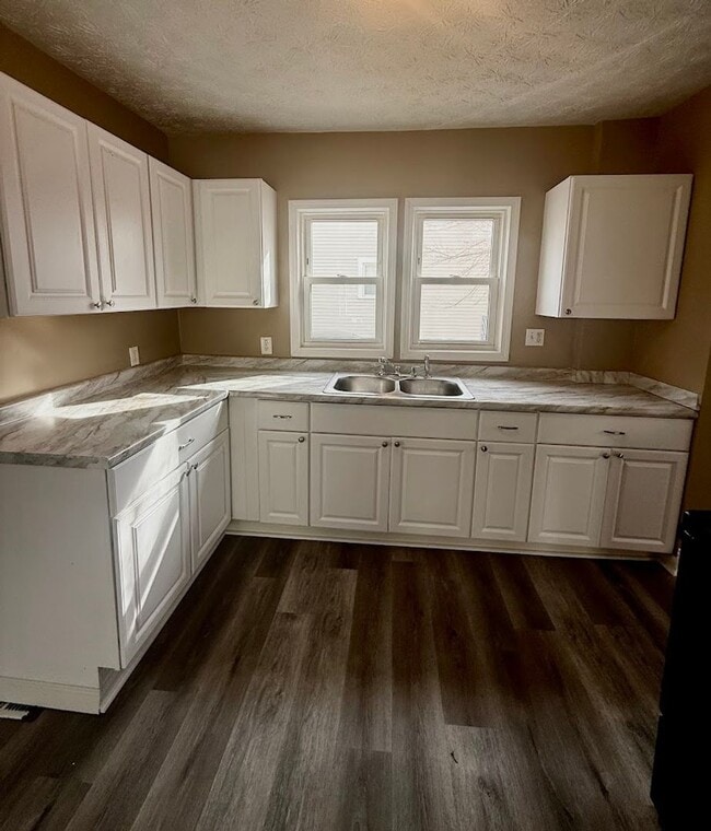 Building Photo - Four bedroom one bathroom home for rent