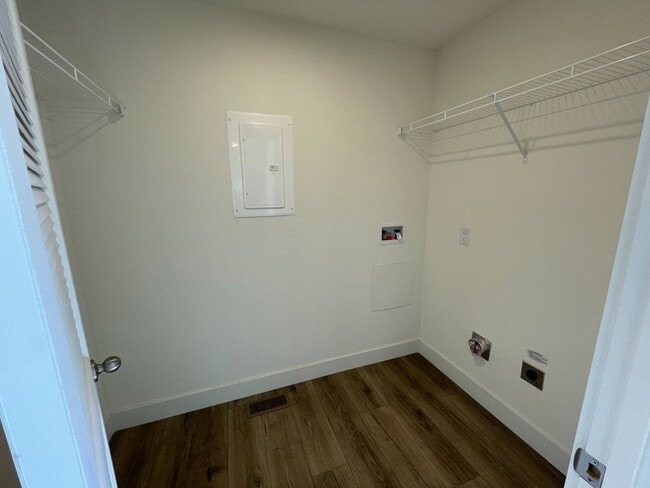 Building Photo - 5427 Edgewood Ln