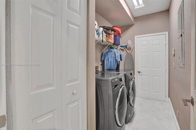 Building Photo - 3772 Oak Ridge Cir
