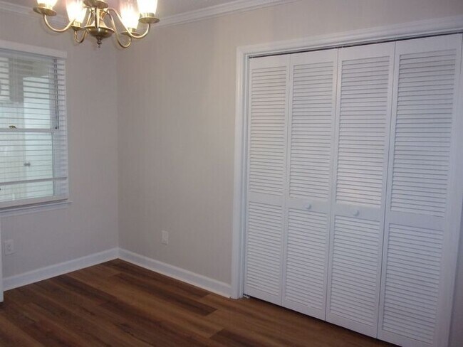 Building Photo - Beautiful 3 Bedroom 2 Bath Ground Level Condo in Tall Oak Villas