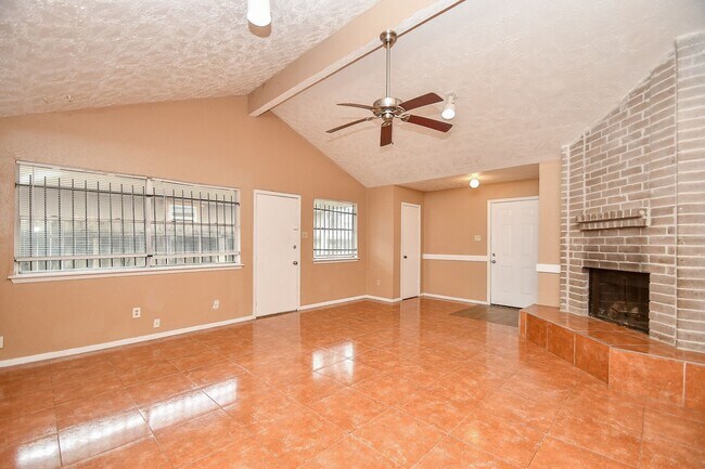 Building Photo - Nice duplex is back on the market